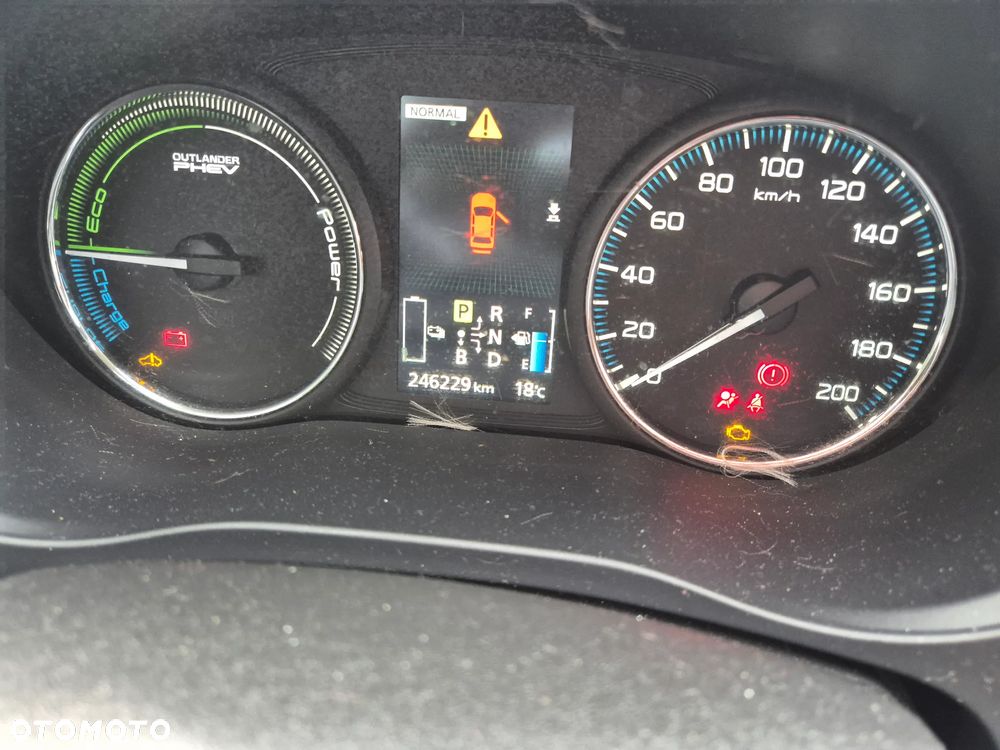Mitsubishi Outlander PHEV Instyle NAVI + - 10