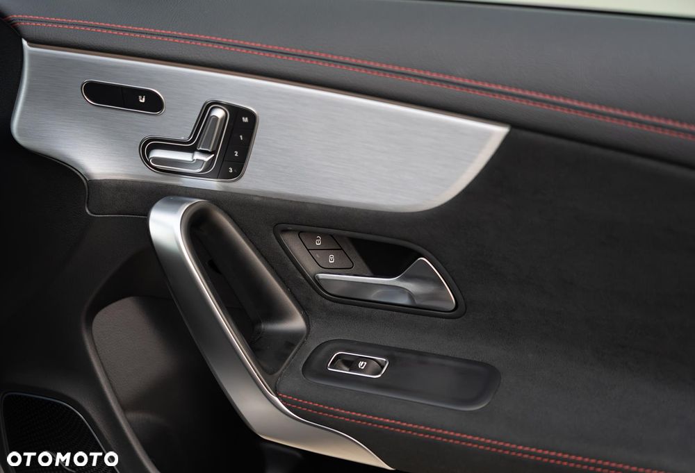 Mercedes-Benz CLA 250 4-Matic AMG Line 7G-DCT - 17