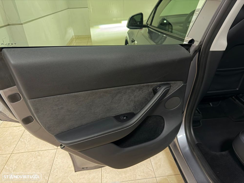 Tesla Model Y Long Range Tração Integral - 32