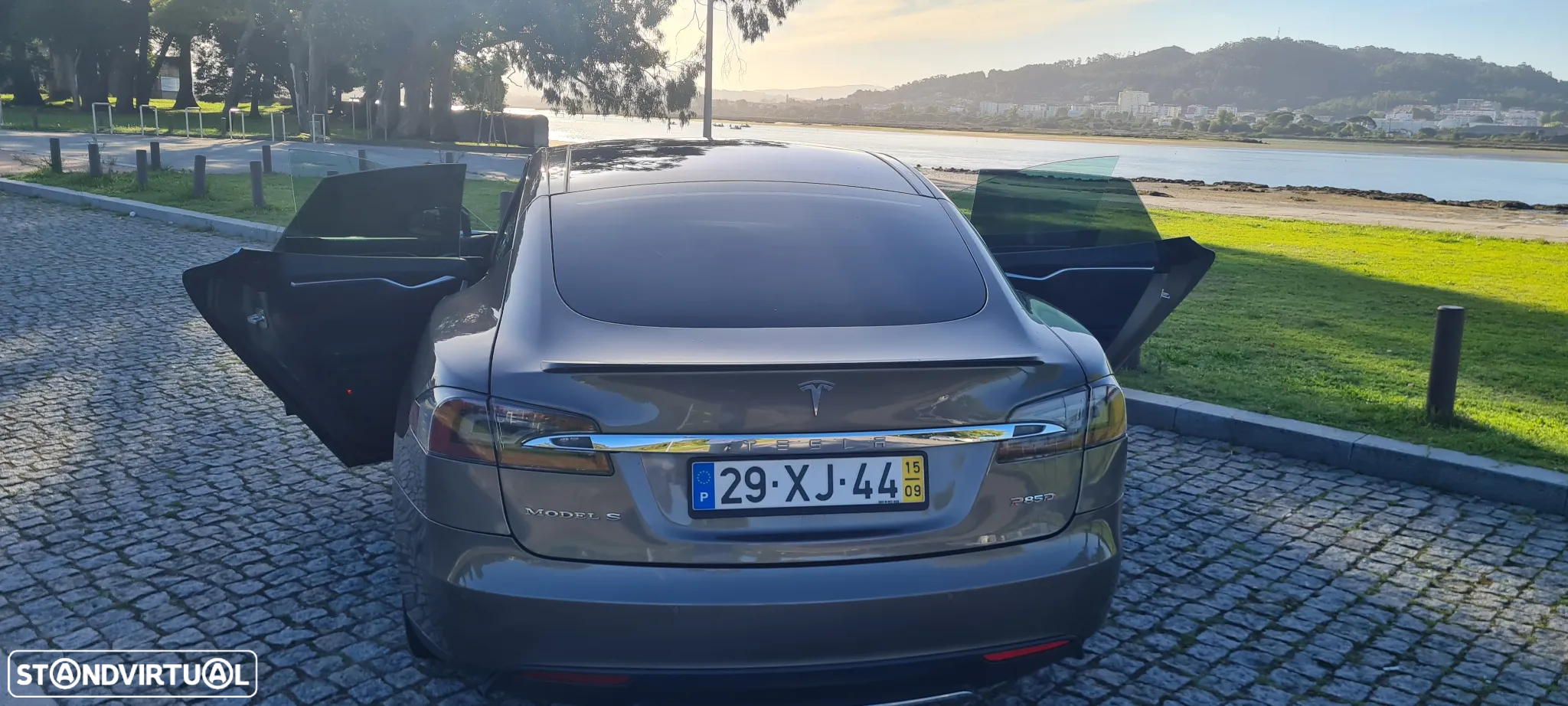 Tesla Model S - 4