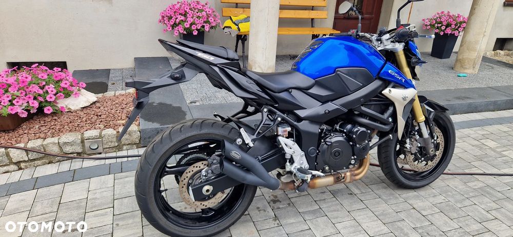 Suzuki GSR - 16
