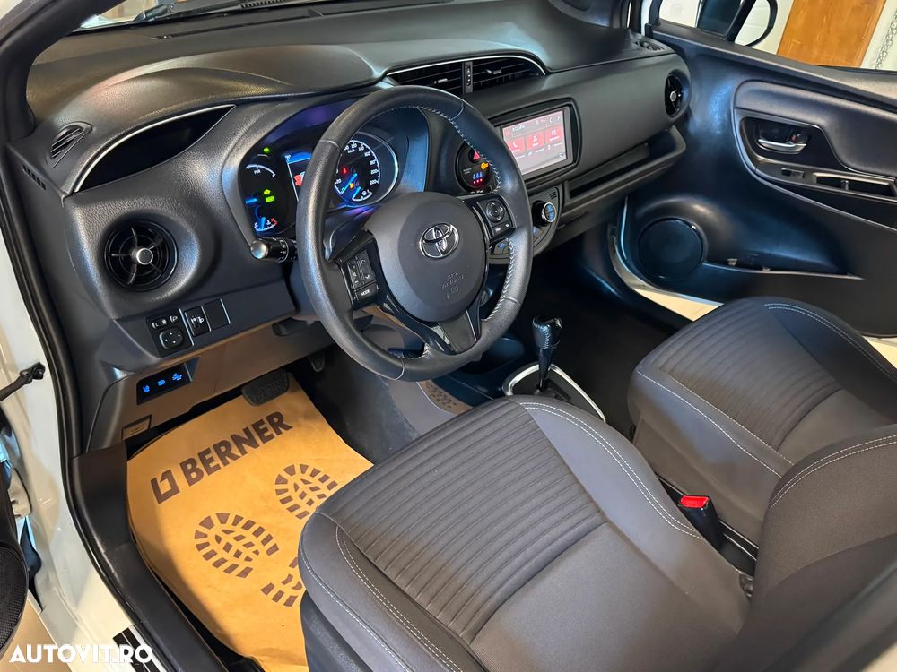 Toyota Yaris 1.5 VVT-i HSD Bi-Tone R&B - 23