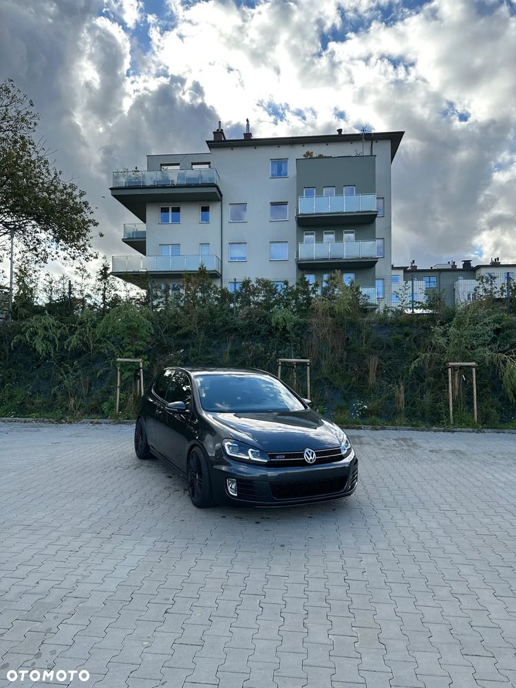 Volkswagen Golf - 1