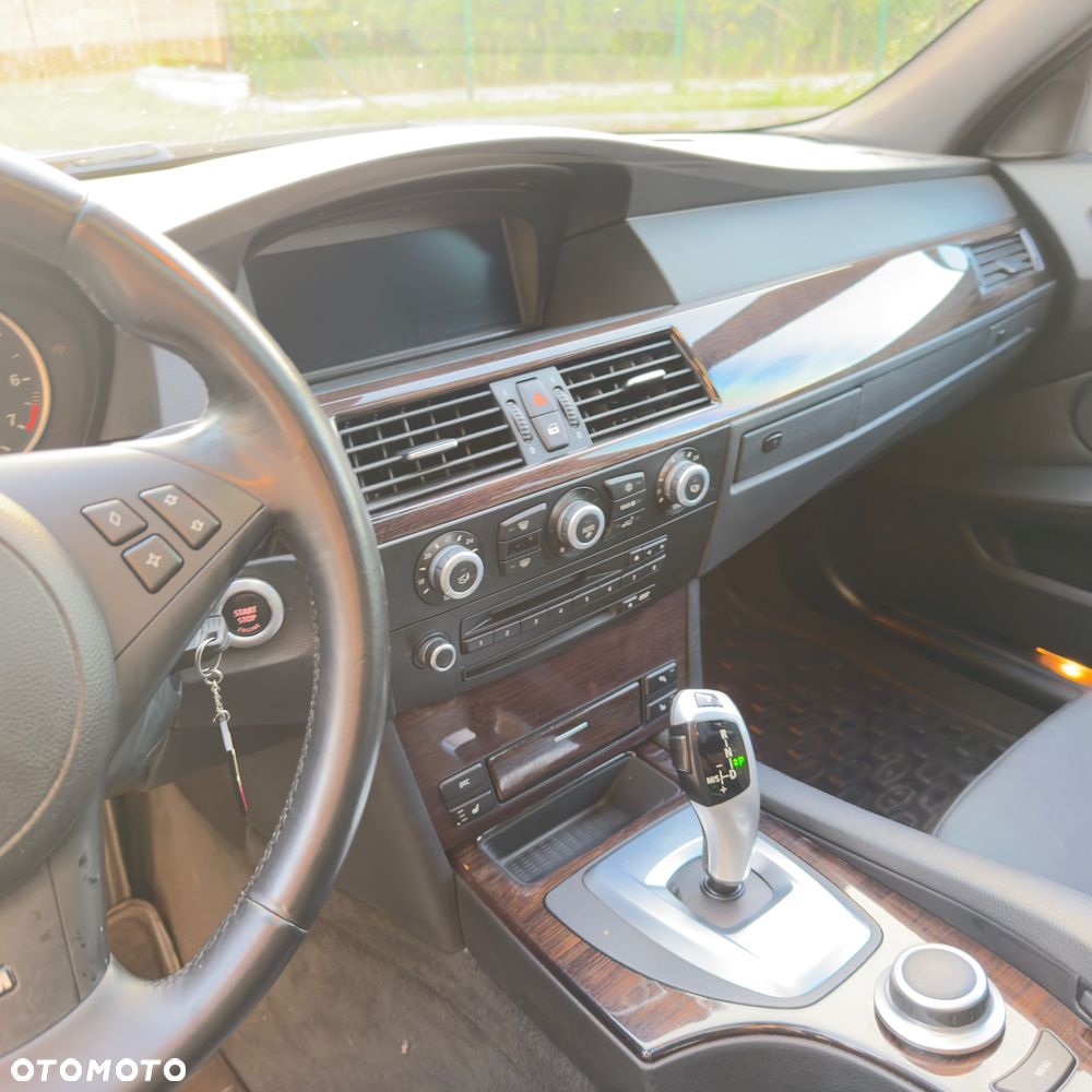 BMW Seria 5 550i Sport-Aut - 10