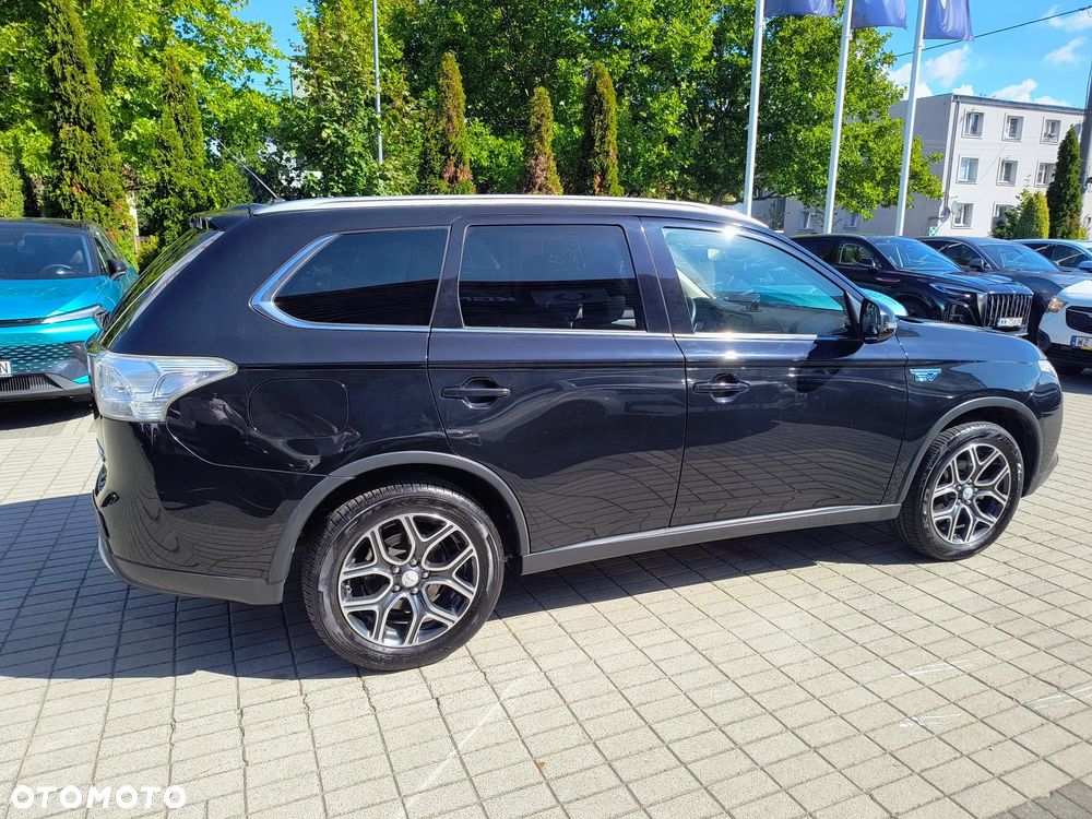 Mitsubishi Outlander Instyle NAVI + - 7