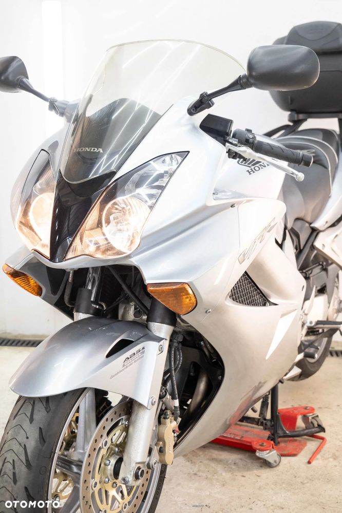 Honda VFR - 13