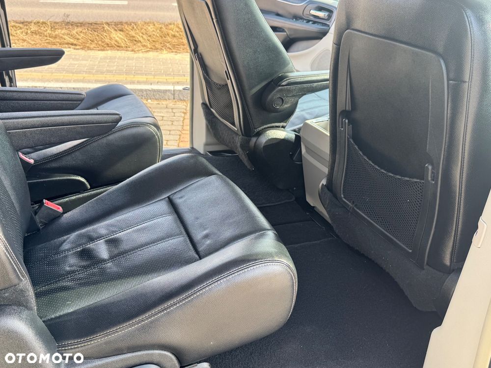 Chrysler Town & Country 3.6 Limited - 12