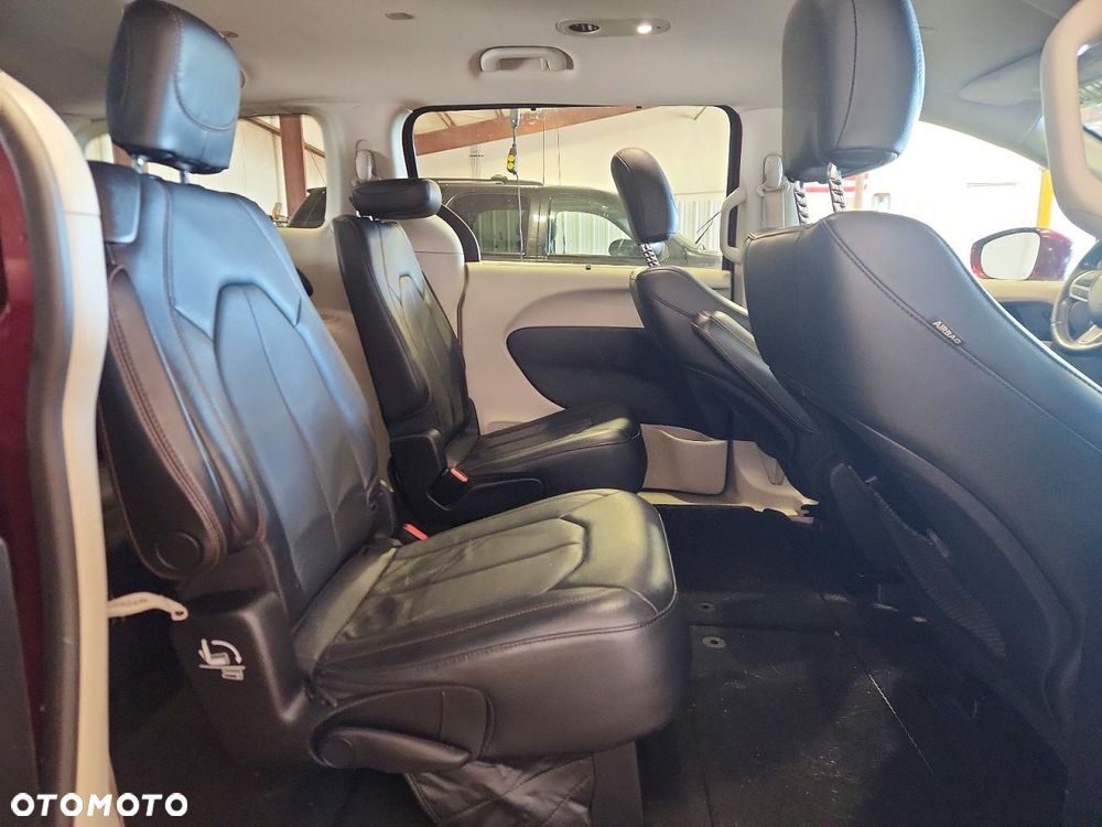 Chrysler Pacifica - 12