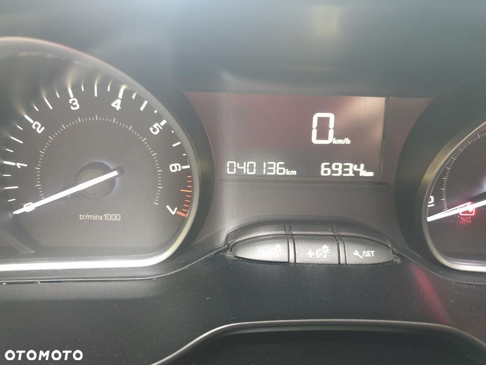 Peugeot 208 1.2 PureTech Active - 12