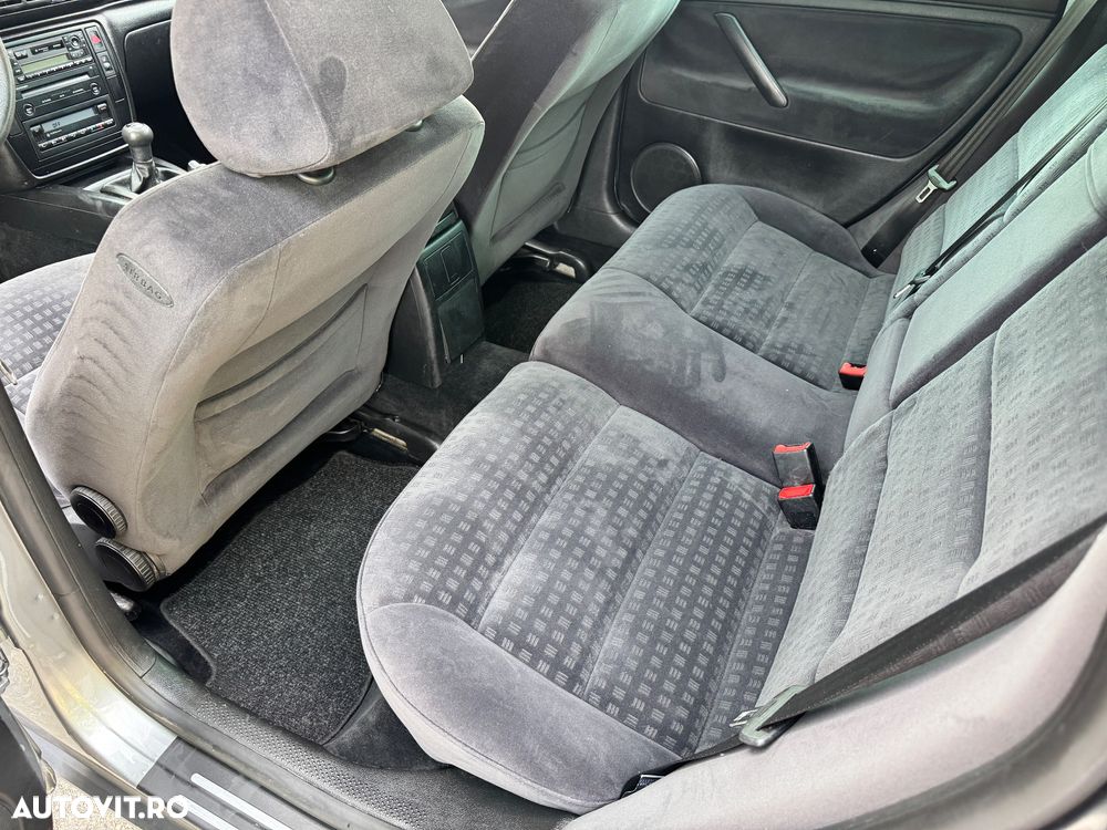 Volkswagen Passat 1.9 TDI Comfortline Family - 8