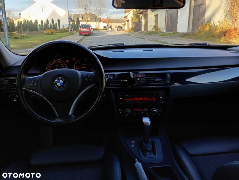 BMW Seria 3 320d xDrive DPF Touring - 31