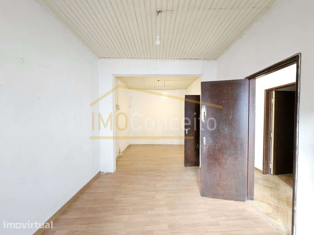 Moradia T2+1 para Remodelação com Espaço Exterior e 2 Frentes em Az... - Grande imagem: 4/24