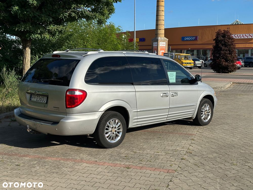 Chrysler Town & Country - 4