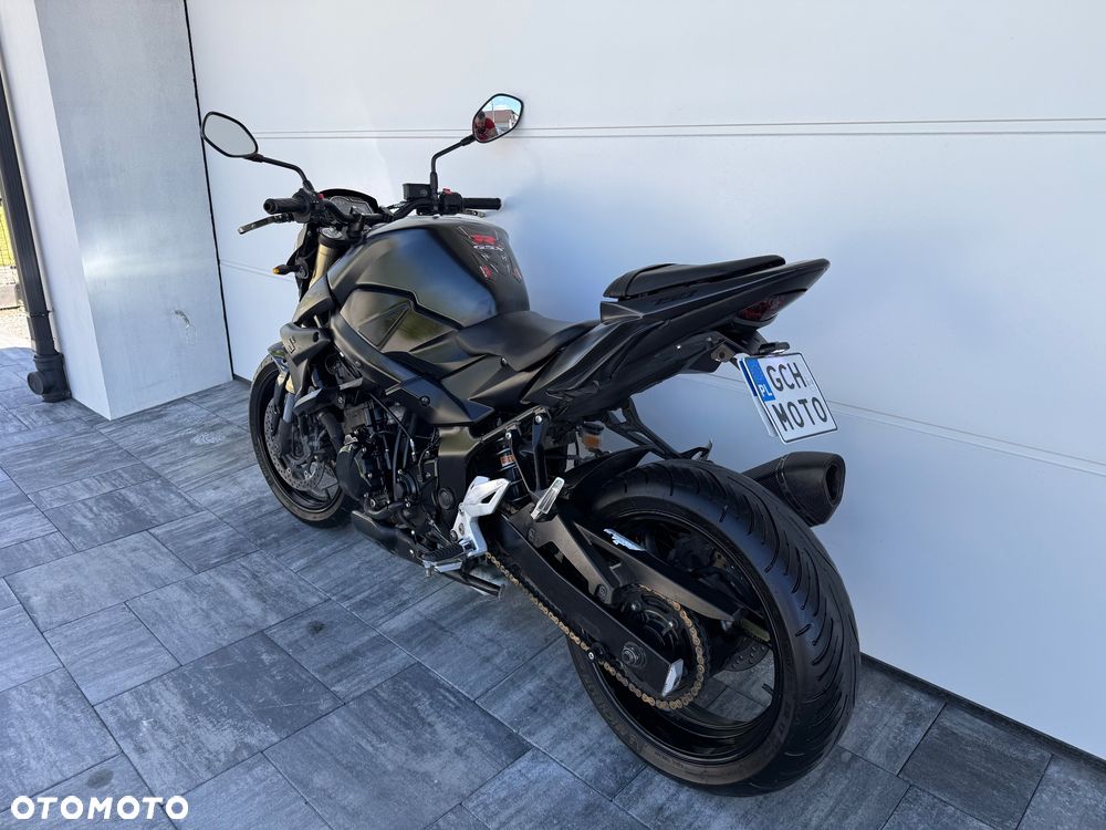 Suzuki GSR - 8