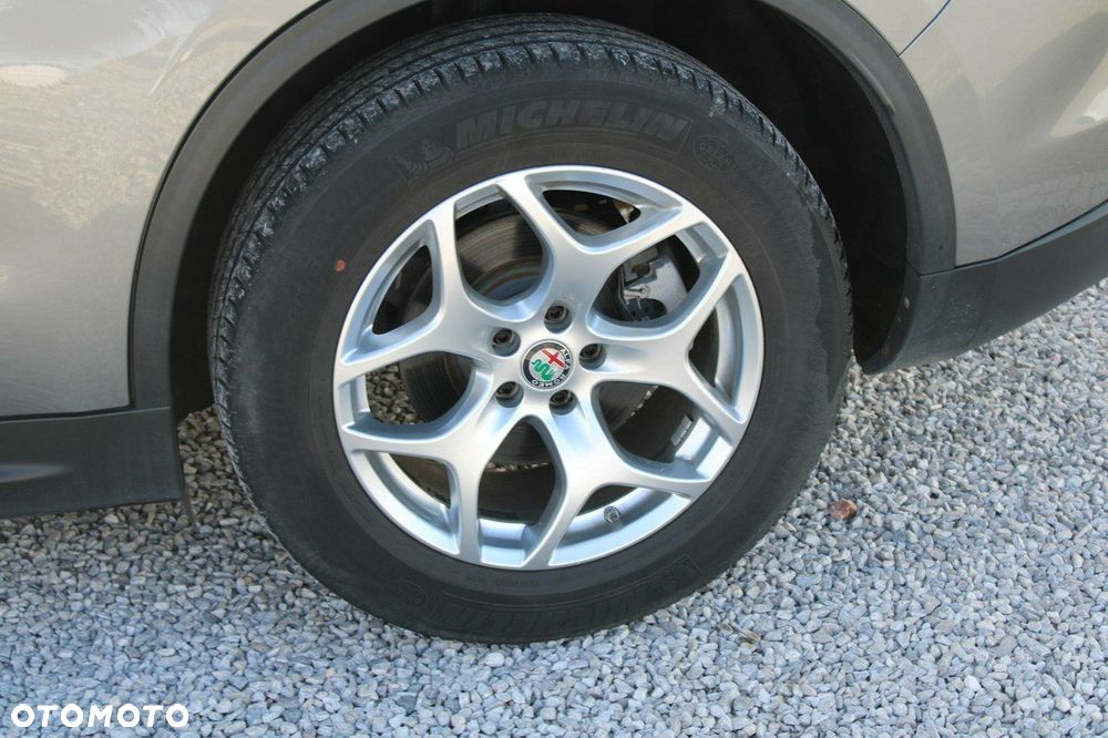 Alfa Romeo Stelvio - 11