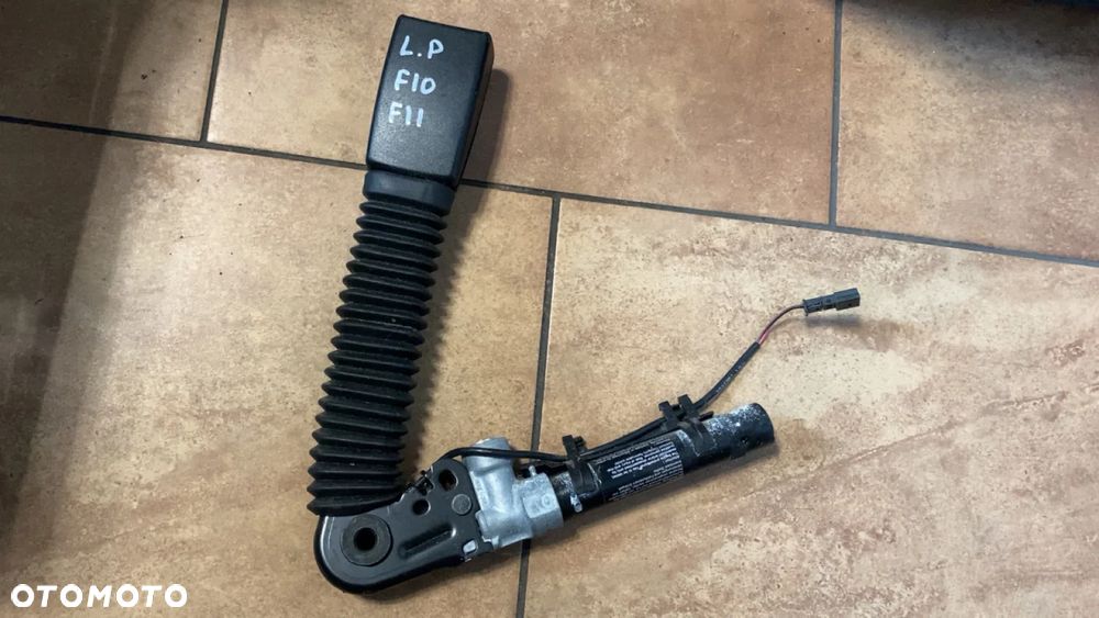 NAPINACZ PASA LEWY PRZÓD BMW F10 F11 615796400B - 2