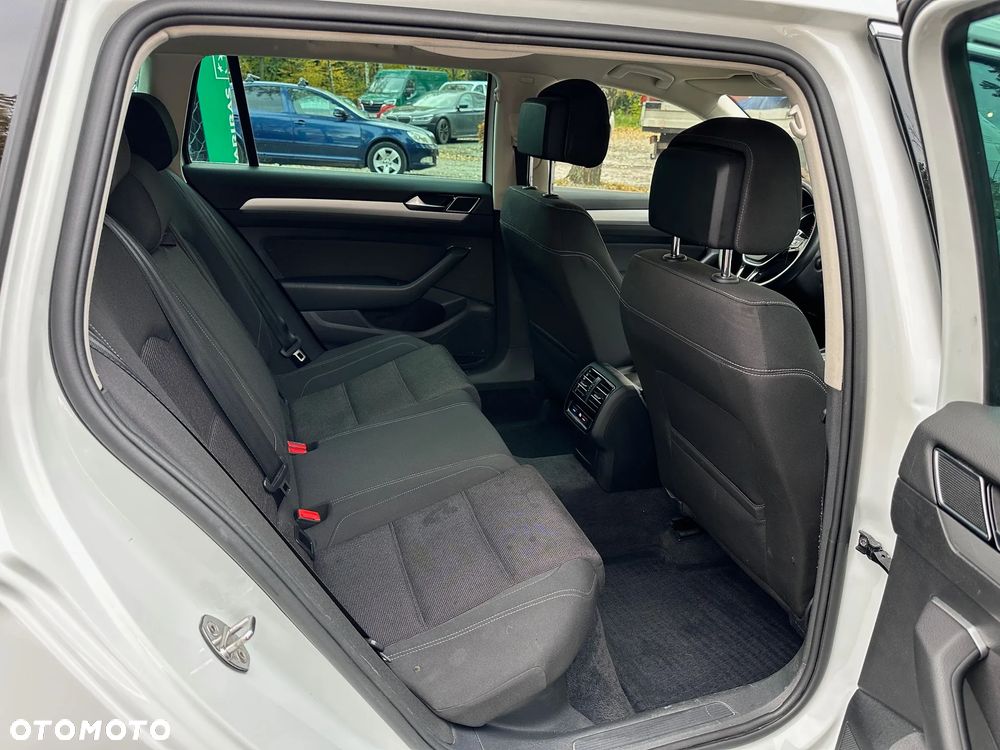 Volkswagen Passat Variant 2.0 TDI SCR DSG (BlueM Tech) Comfortline - 24