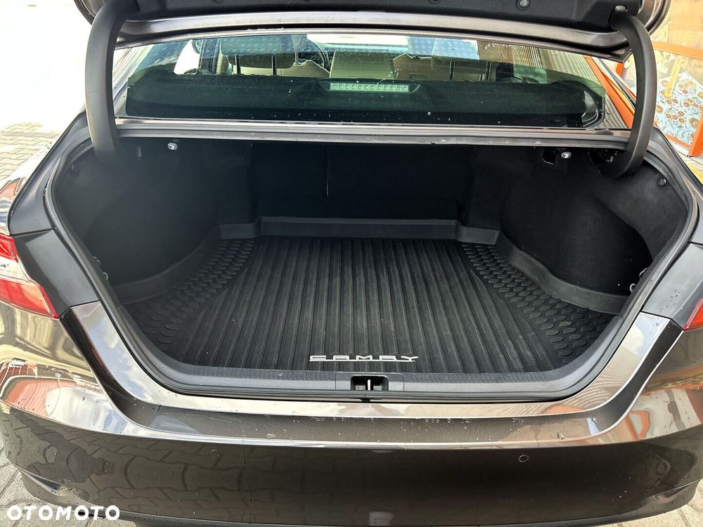 Toyota Camry 2.5 Hybrid Executive CVT - 27