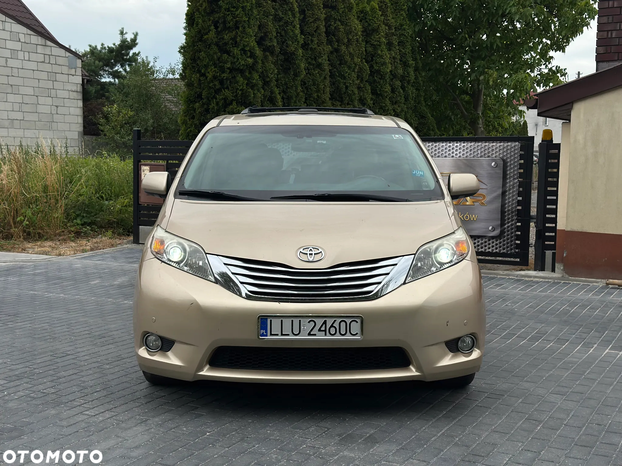 Toyota Sienna - 2