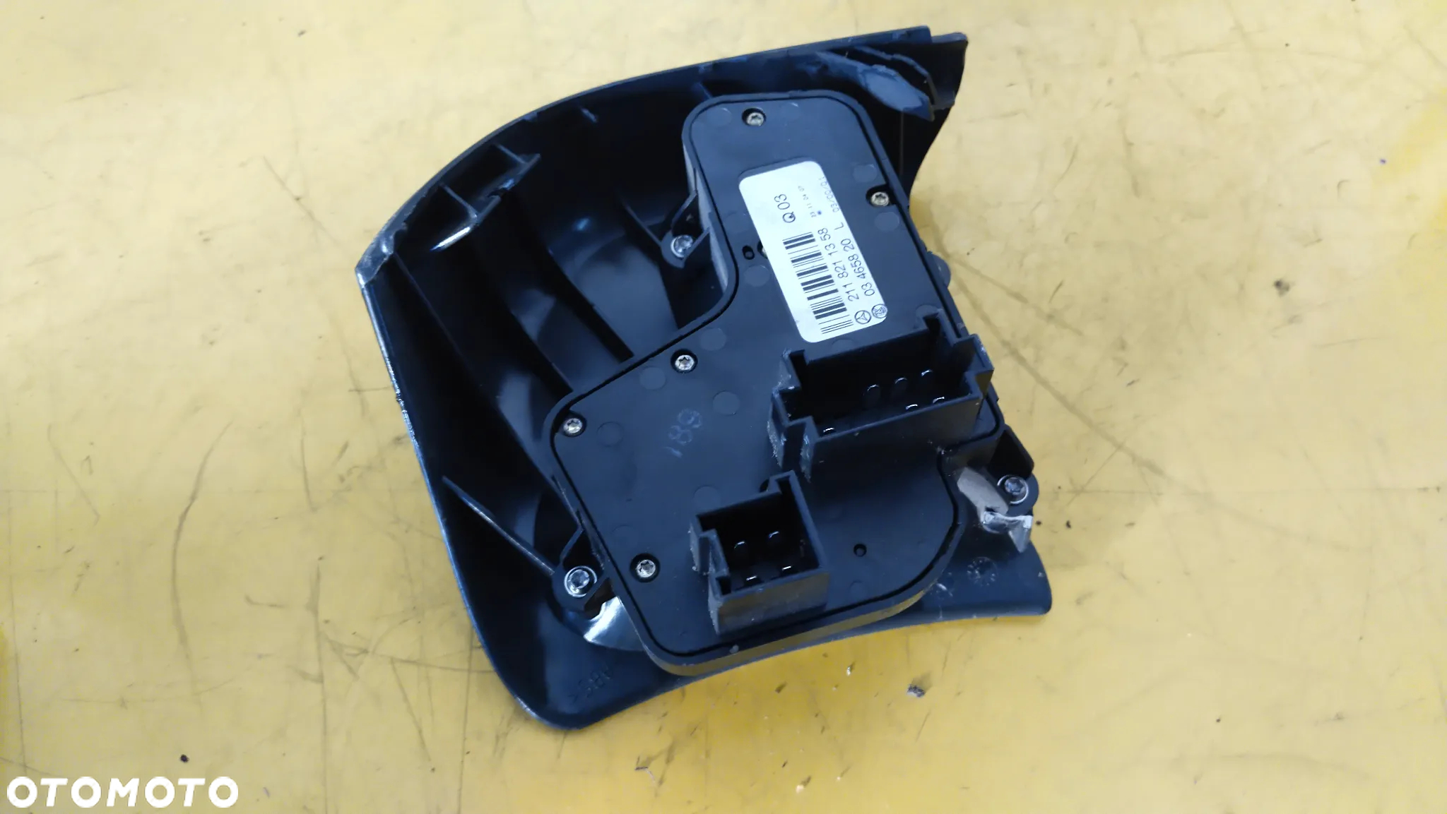 Przyciski sterowania fotela Mercedes-Benz OE 2118211358 - 2