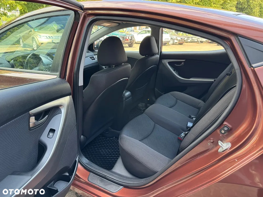 Hyundai Elantra 1.6 Comfort - 13