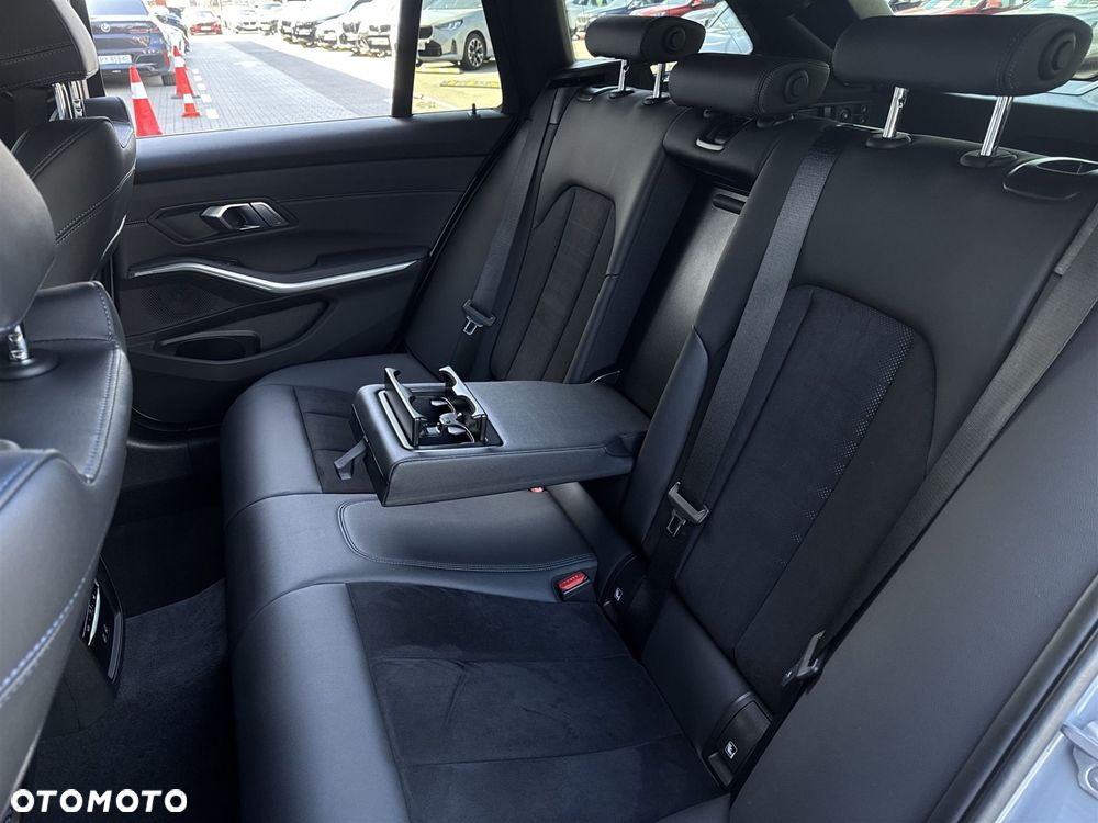 BMW Seria 3 320d xDrive - 23