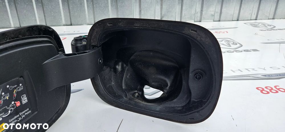 RAM 1500 V 5 2019- Klapka wlewu paliwa P68347151AC  KOLOR PXJ - 11