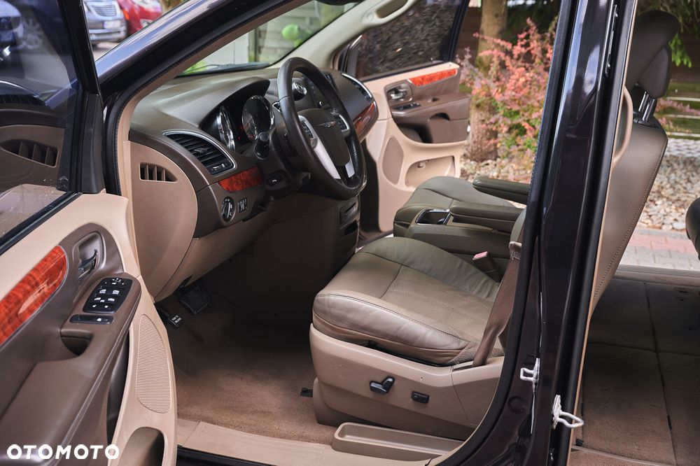 Chrysler Town & Country - 18