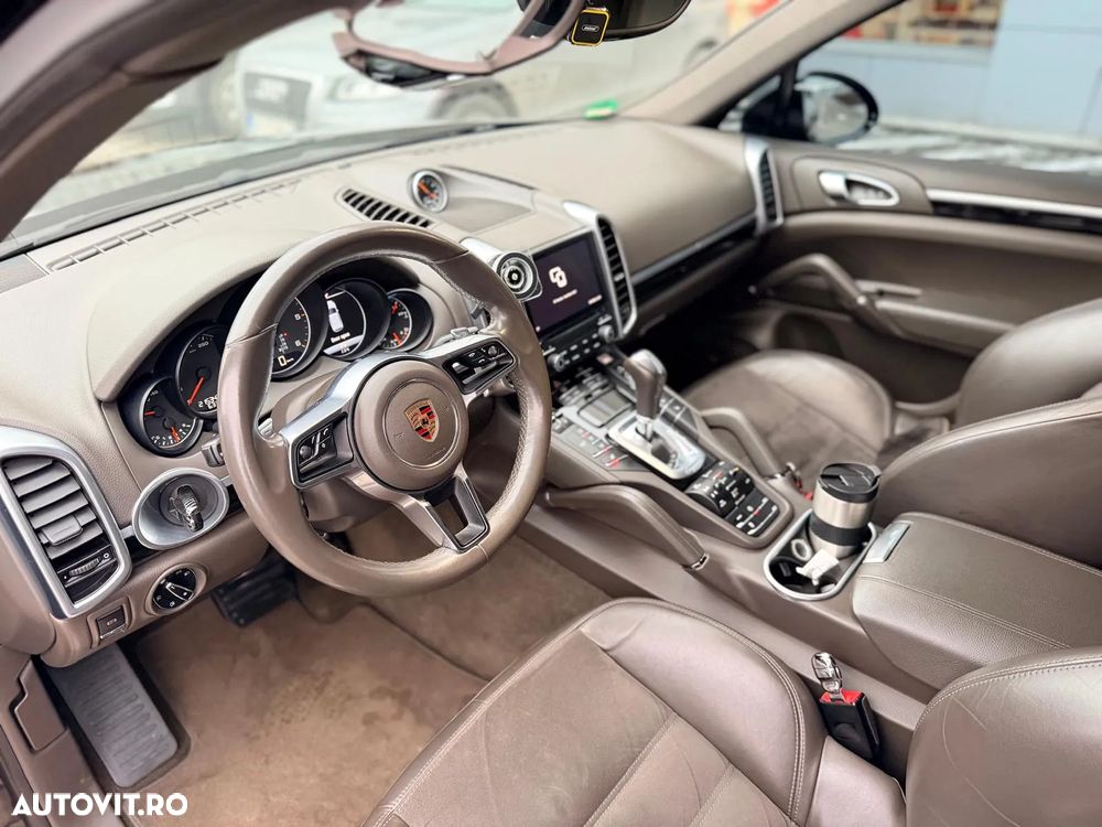 Porsche Cayenne 3.0 L - 16