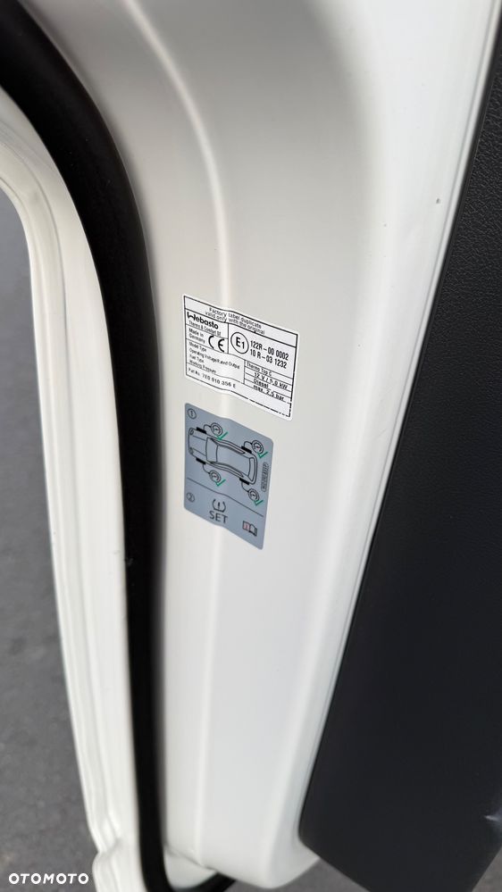 Volkswagen Caravelle - 11