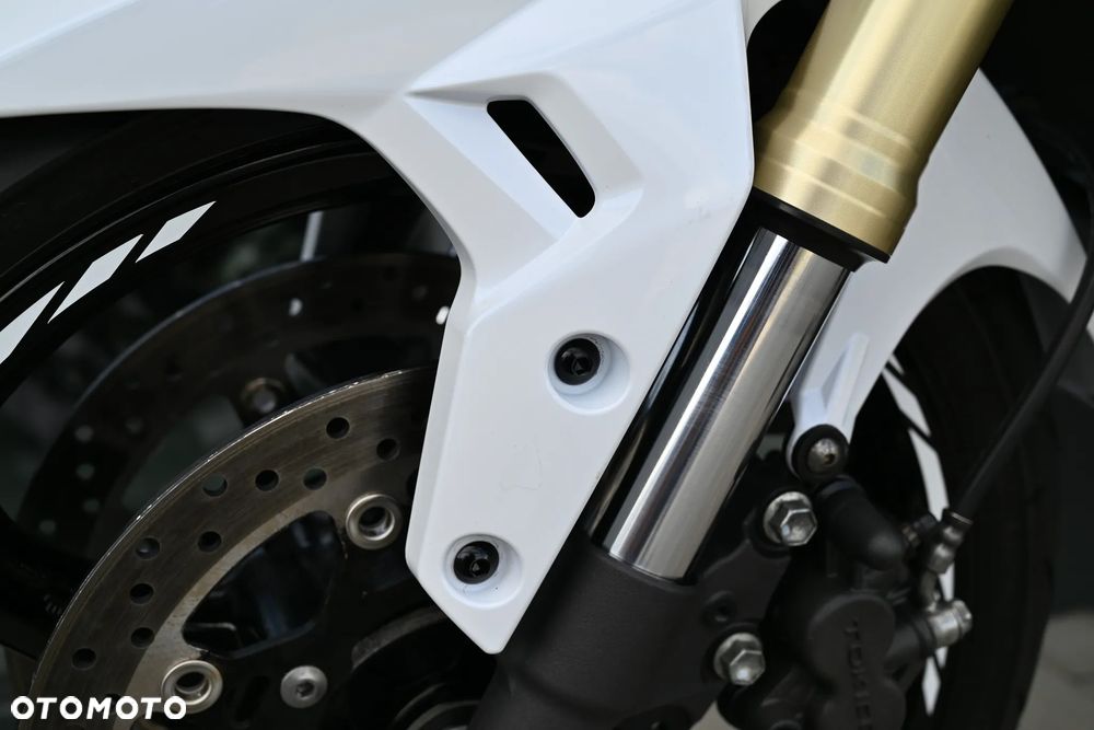 Suzuki GSR - 24