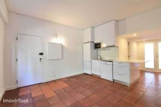 Apartamento T1 com varanda em excelente localização, Monte Estoril - Grande imagem: 2/11