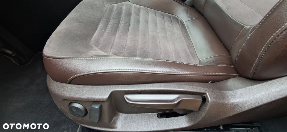 Volkswagen Passat 2.0 TDI Highline - 32