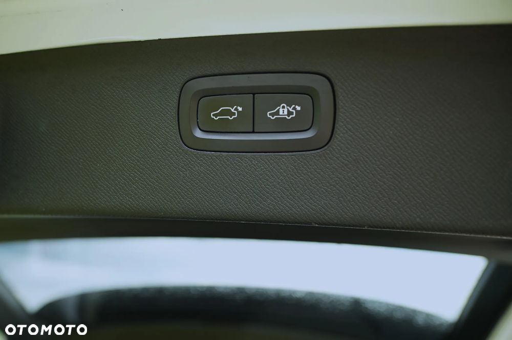 Volvo XC 90 T8 AWD Plug-In Hybrid Momentum 7os - 32