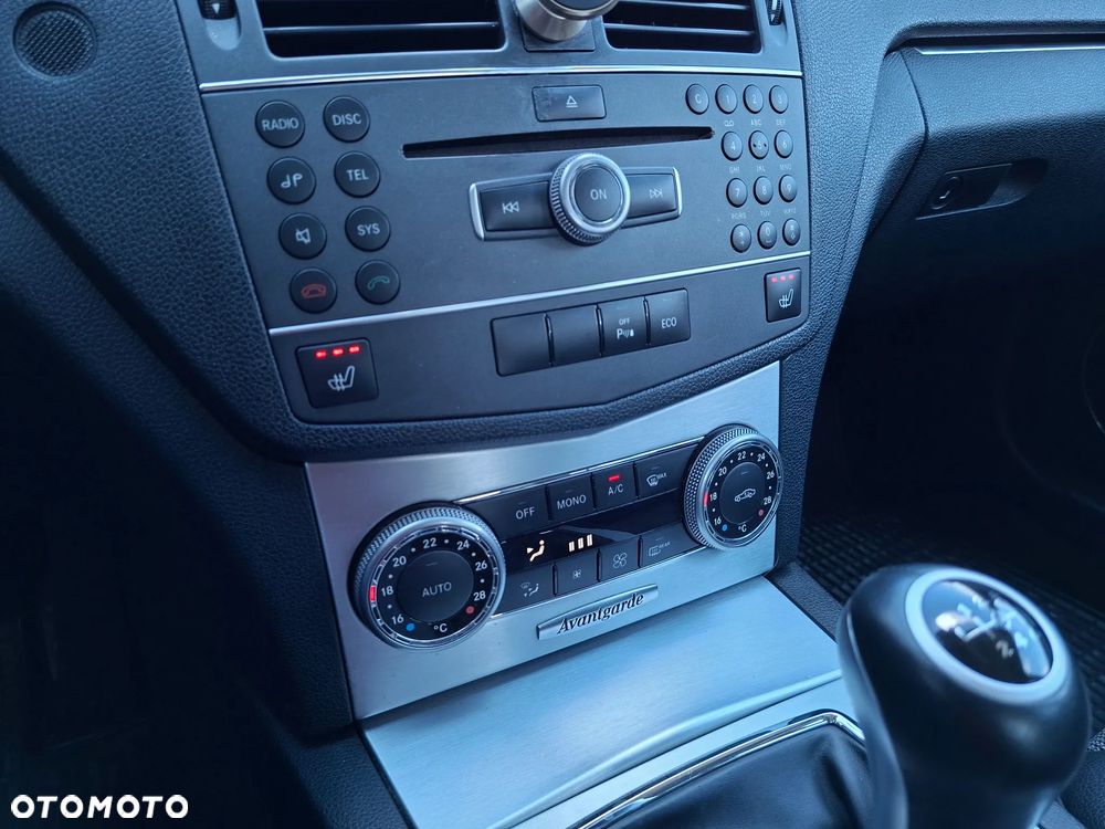 Mercedes-Benz Klasa C 180 CGI BlueEFFICIENCY Avantgarde - 28