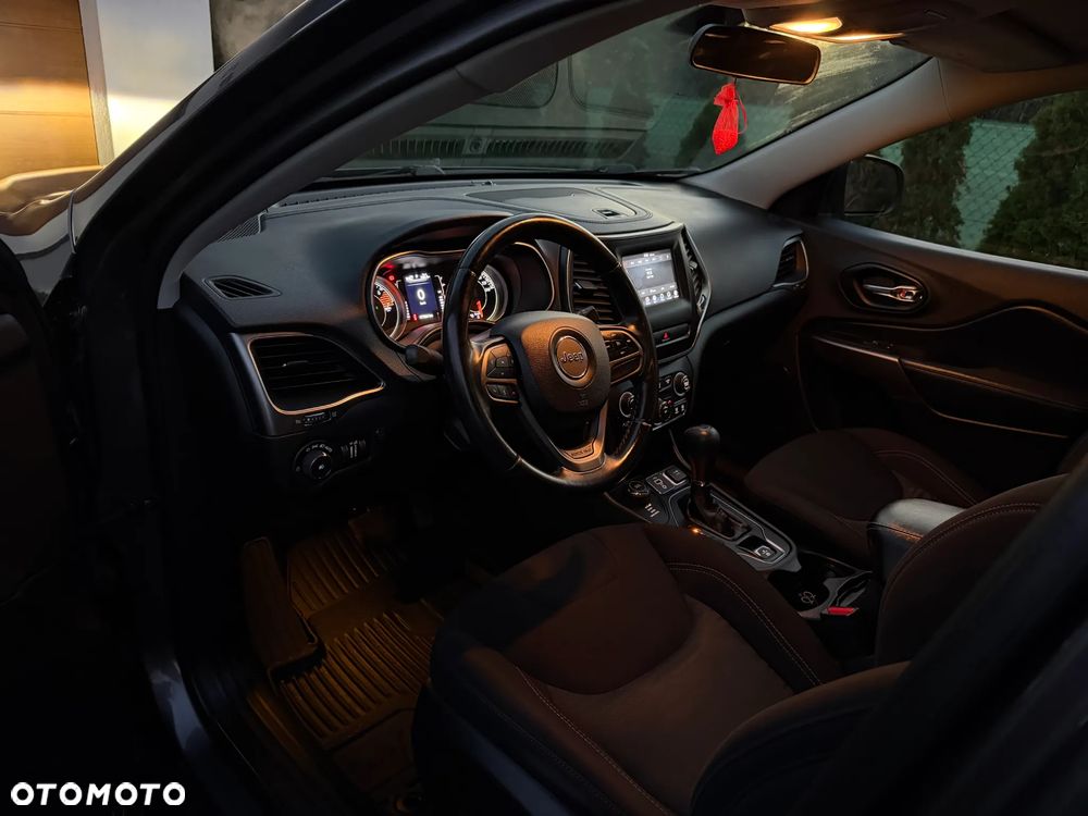 Jeep Cherokee - 32