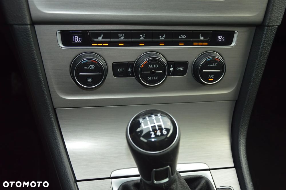 Volkswagen Golf - 22