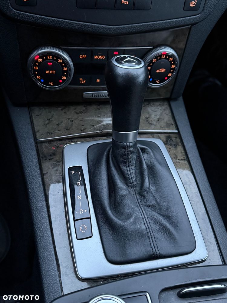 Mercedes-Benz Klasa C 180 T CGI Automatik BlueEFFICIENCY Avantgarde - 16