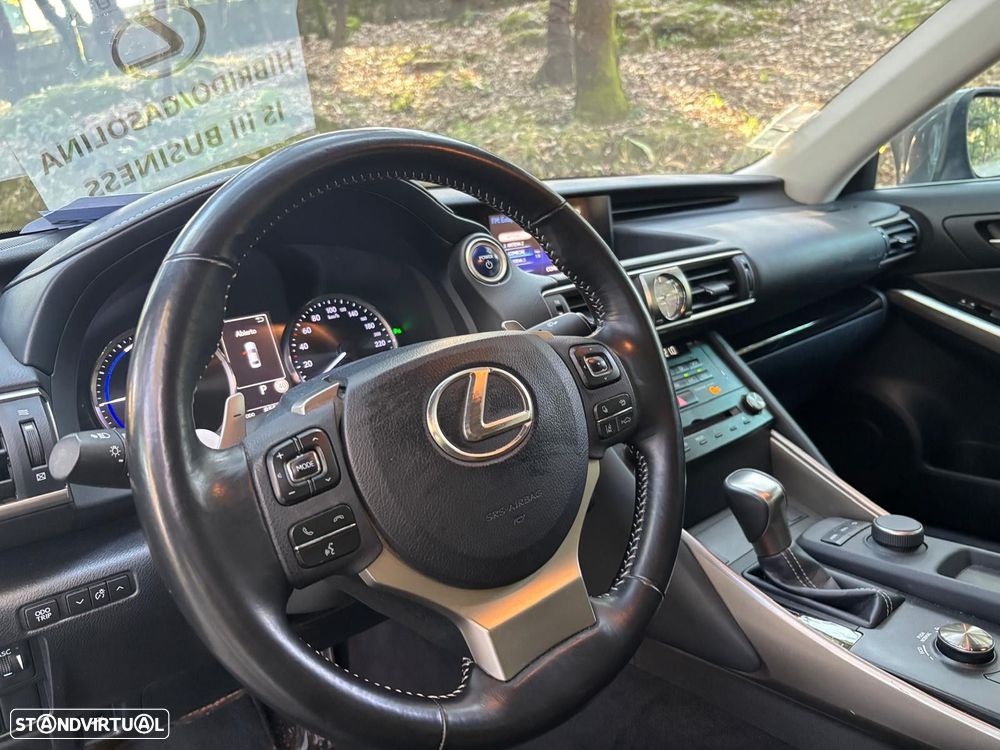 Lexus IS 300H - 17