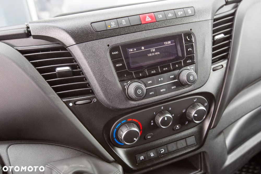 Iveco Daily 35C16 2.3 KONTENER + WINDA dHollandia 750kg koła bliźniaki - 10