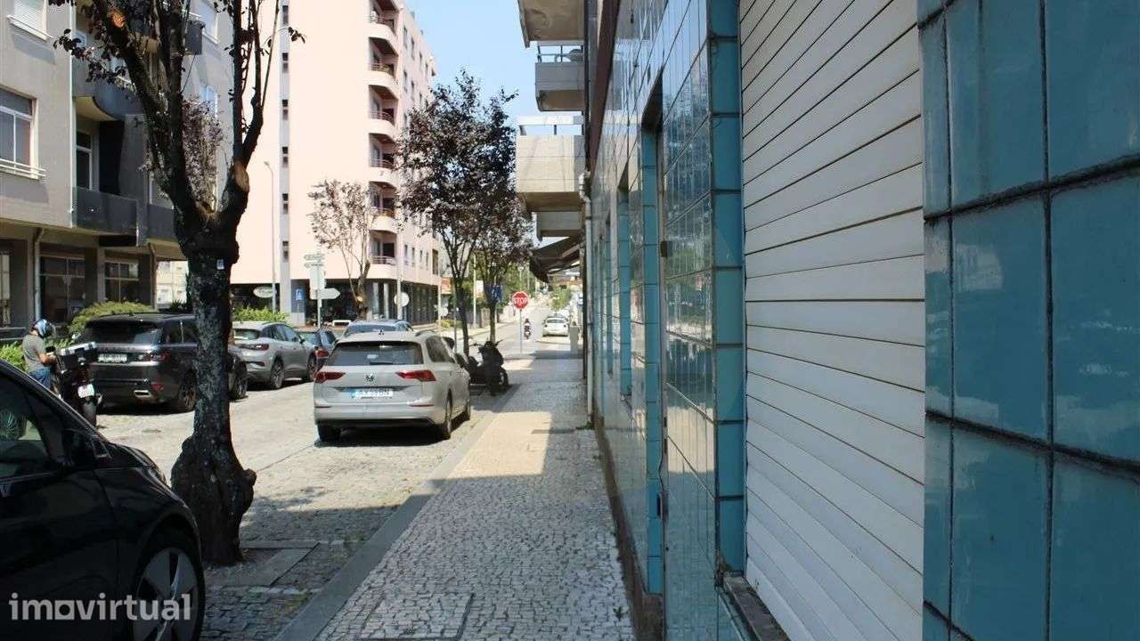 Edifício devoluto com projeto aprovado para a construção de 9 frações - Grande imagem: 2/4