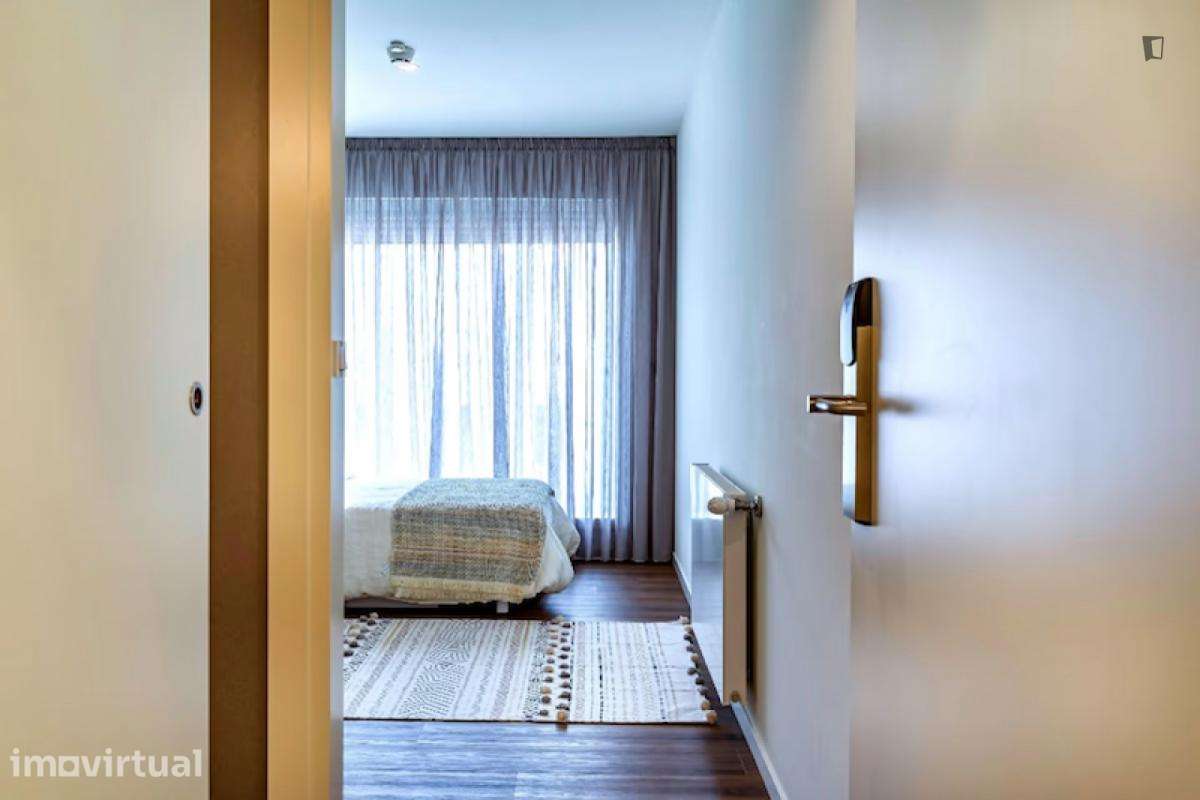 Quarto - localizado em Paranhos Porto - Grande imagem: 2/5