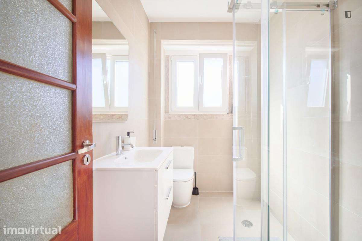 Quarto - localizado em São Sebastião Lisbon - Grande imagem: 2/36