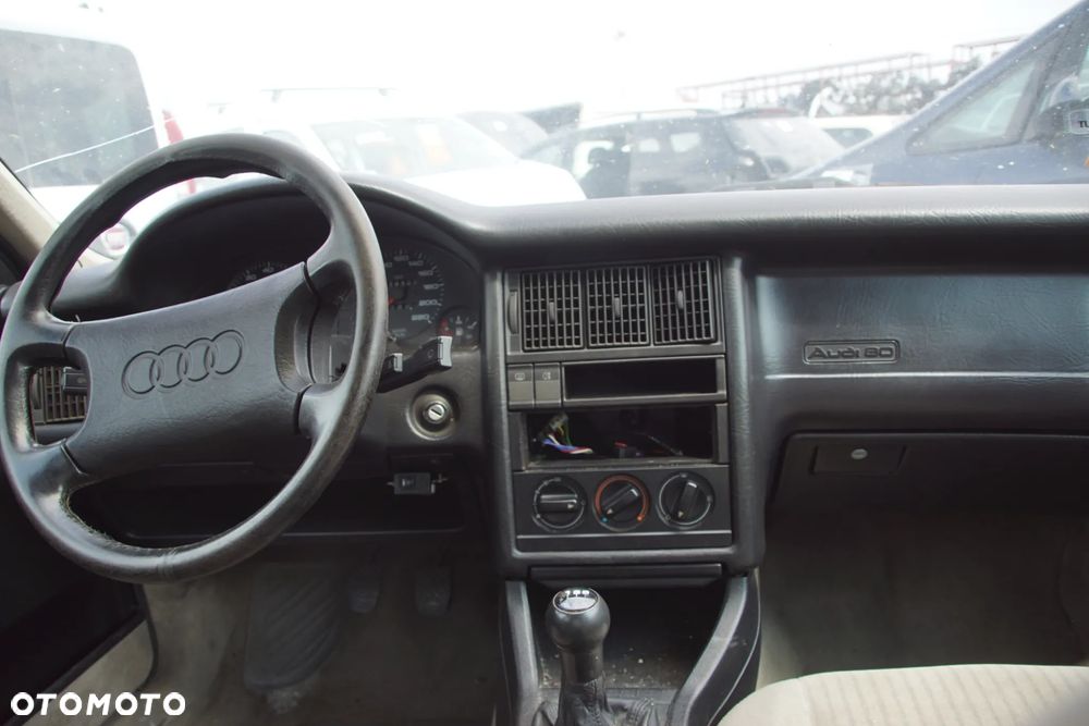 Auto na części - Audi 80 B3 1.8 90 KM JN AKM LY7U 1987R Silnik Skrzynia Drzwi Błotnik Klapa Zderzak Lampa Lusterko Klamka Szyba Deska Kokpit Sterownik Moduł Czujnik Licznik Panel Kierownica - 16