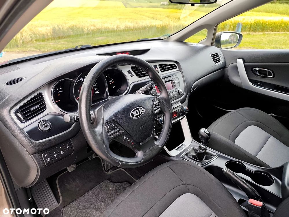 Kia Ceed 1.6 CRDi 128 Fifa World Cup Edition - 6