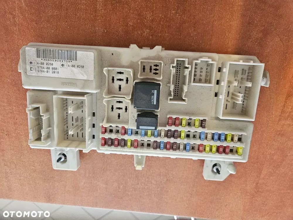 SKRZYNKA BEZPIECZNIKÓW FOCUS MK2 4M5T-14A073-CH - 1