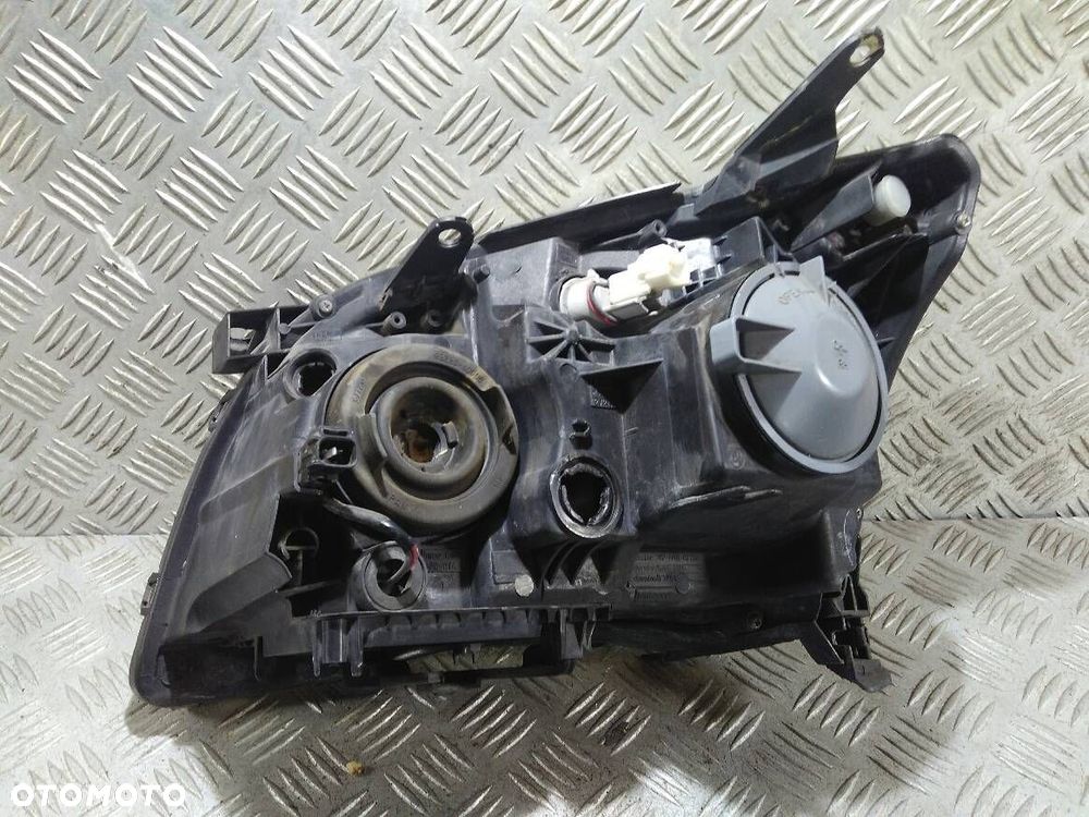LAMPA PRAWA PRZEDNIA TOYOTA AVENSIS T25 - 2
