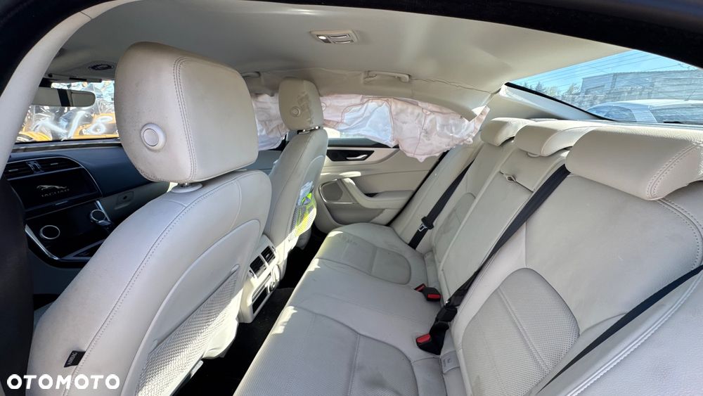 Jaguar XE 2.0 D Prestige - 22