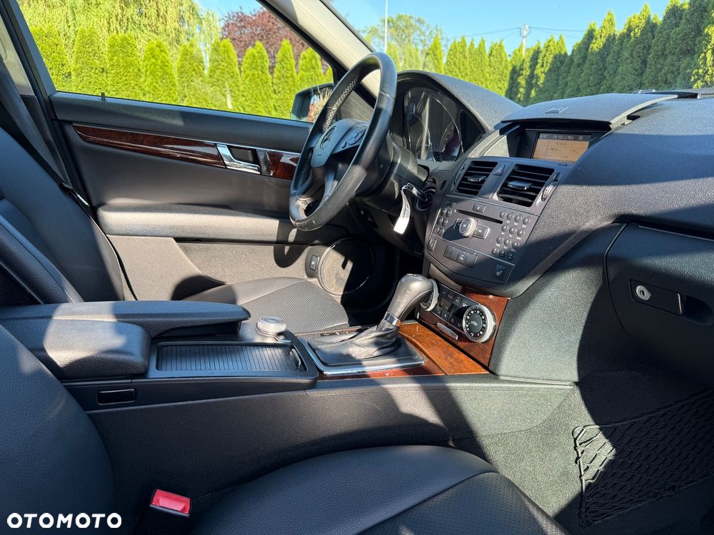 Mercedes-Benz Klasa C 180 CGI Automatik BlueEFFICIENCY Elegance - 37