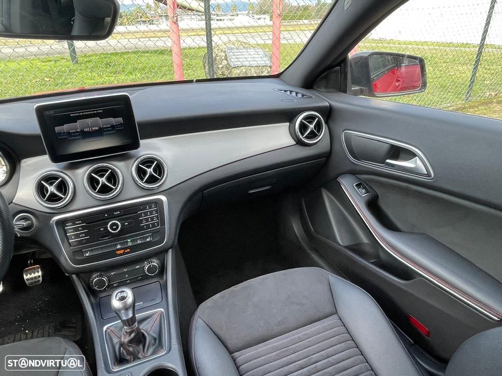 Mercedes-Benz CLA 200 d Shooting Brake AMG Line - 25